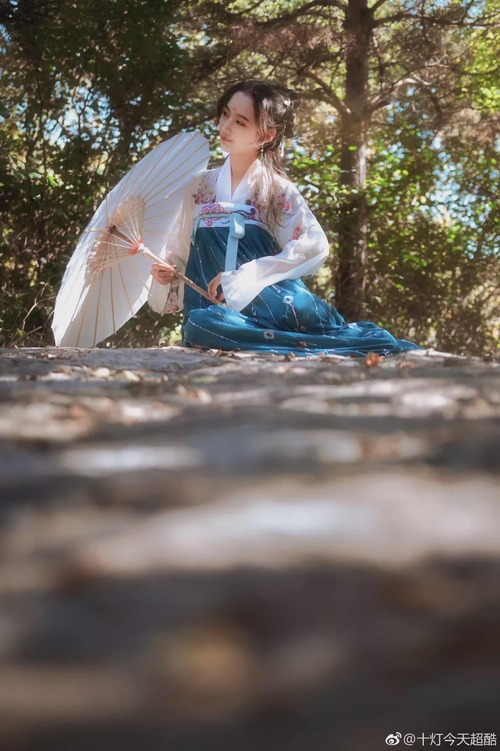 汉服小仙女:碧桃天上栽和露