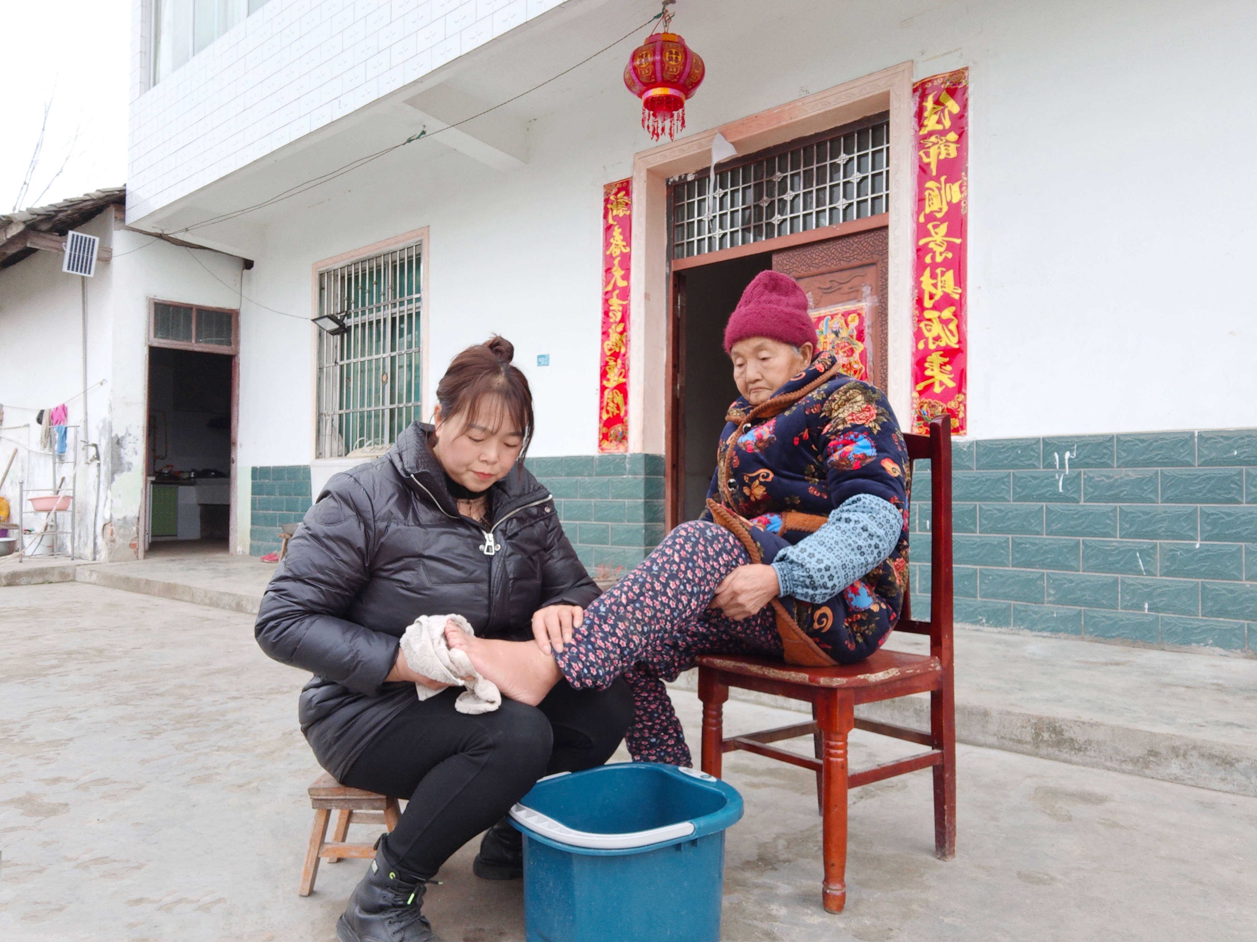 最美家庭 │ 苟明辉:二十多年悉心照料 用坚韧担当 诠释孝老爱亲