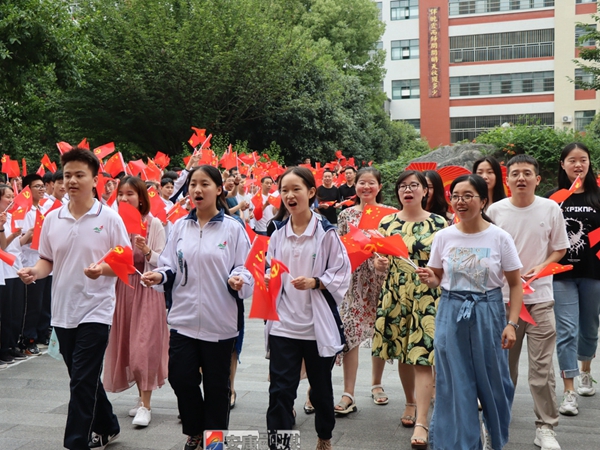 陕西安康:汉滨高级中学千余名师生"快闪"红歌献给党