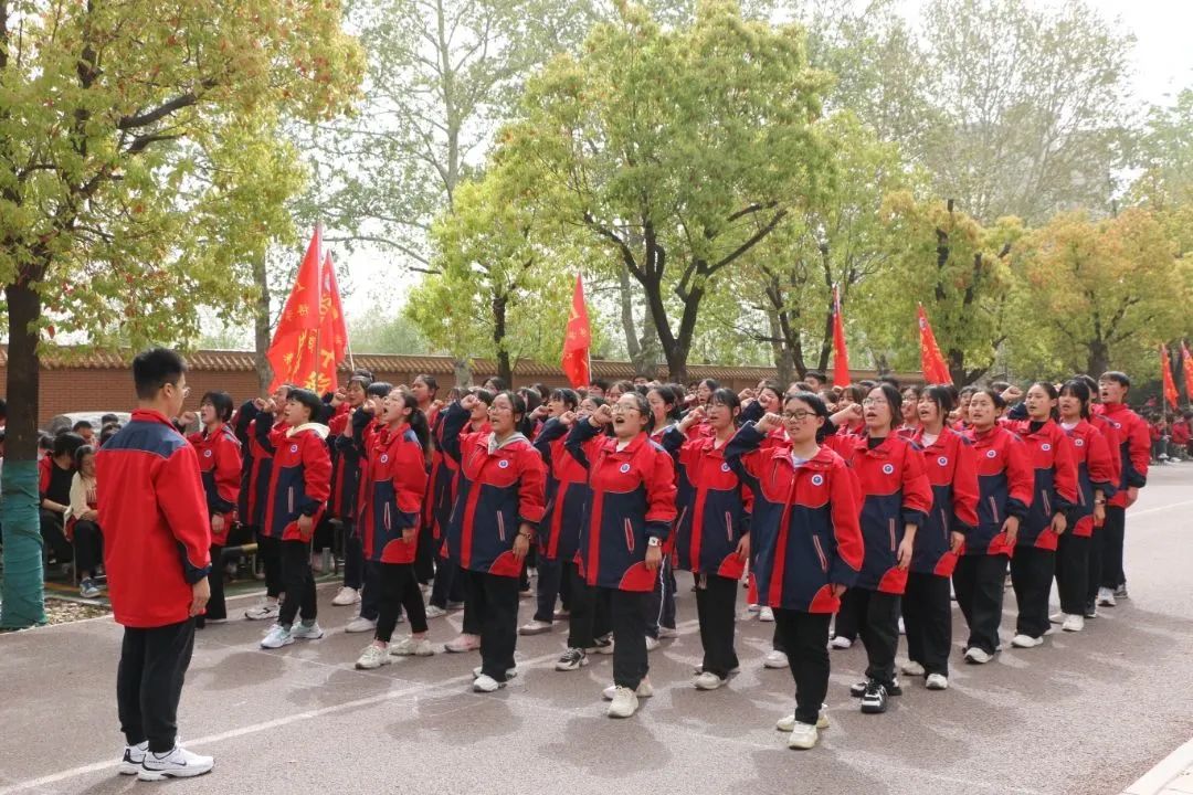 西平高中高二年级举行春期"激情读书"评比暨"激情跑操"比赛