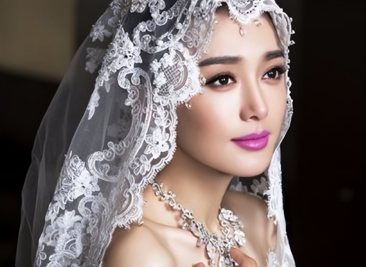 秦岚:与陆川分手9年后,他娶小12岁央视美女主持人,她至今单身