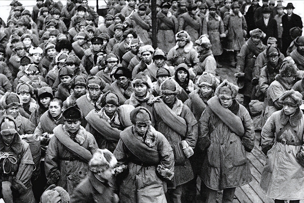 1945年苏联俘虏日军真实画面!不听话就被当柴烧,女战俘下场更惨
