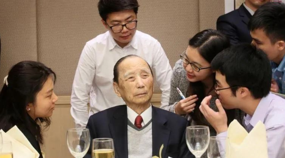 百亿富豪曹光彪,创办香港首家华资航空公司,去世后资产都捐清华