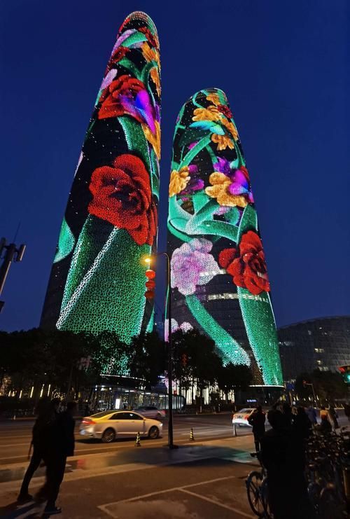 上海环球港双子塔灯光秀价格以及企业曝光效果