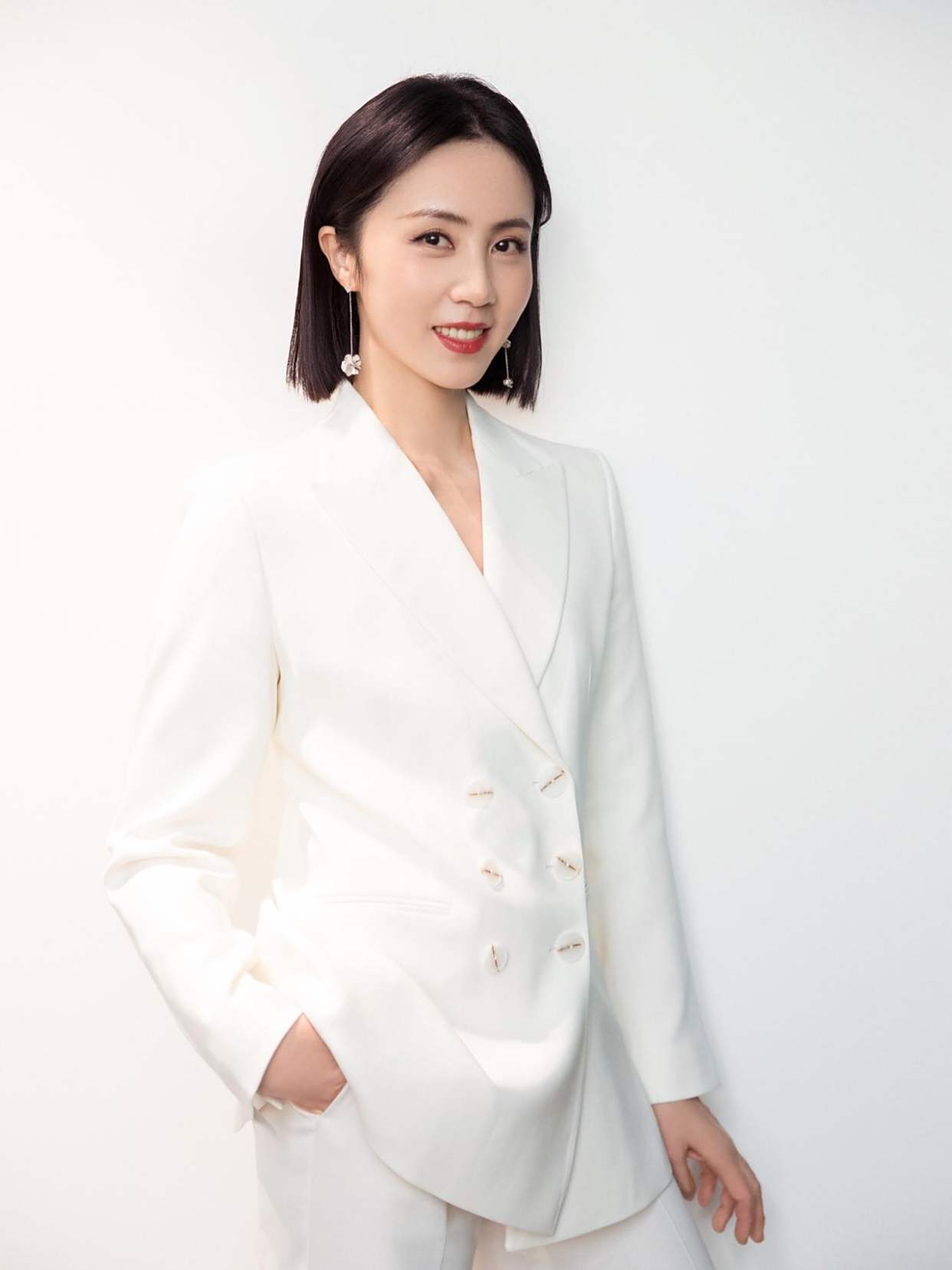 44岁孙莉新剧路透曝光,金棕色马尾加职业套装显知性