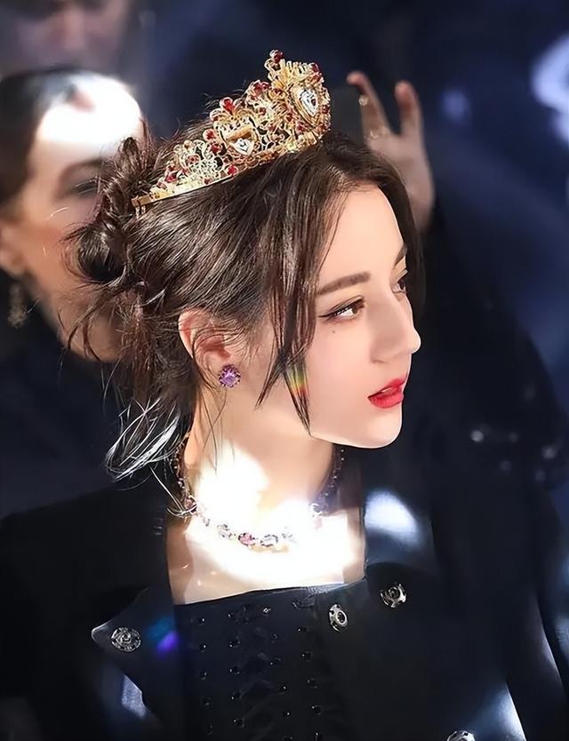 女明星的照片是"照骗"?没有美颜和滤镜,跟普通人有什么差异?