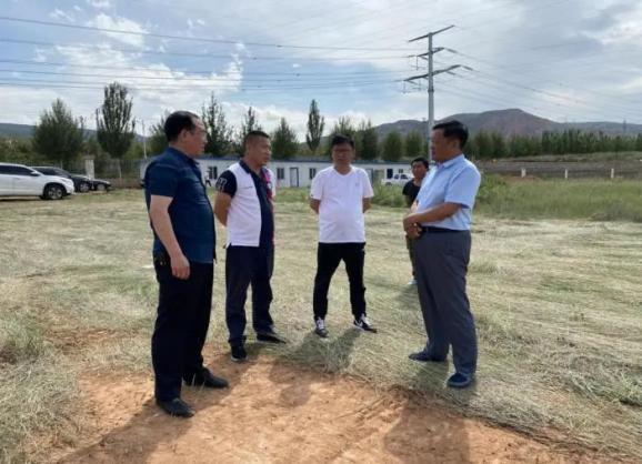 海东河湟新区公安分局局长王延华一行深入辖区绿城春风里项目建设单位