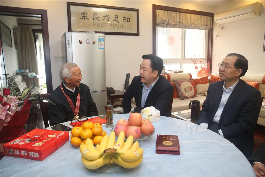 市领导看望慰问市中院抗美援朝志愿军老战士张锁龙同志