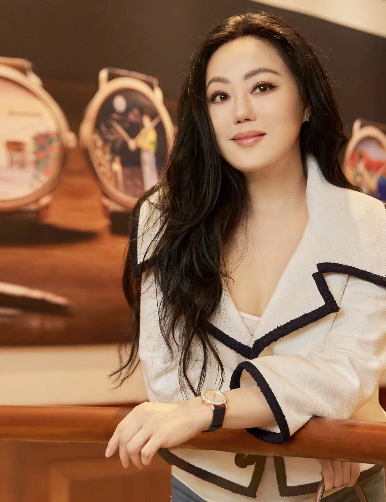 章小蕙首晒素颜,皮肤晶莹剔透更显年轻,长居内地当网红生活滋润