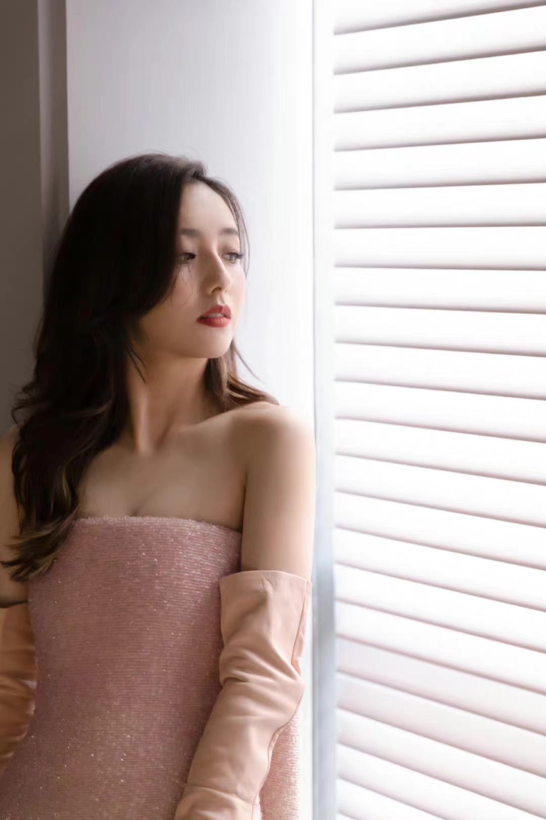 佟丽娅离婚后真潇洒,裹个"浴巾"秀身材,又纯又欲谁不心动?