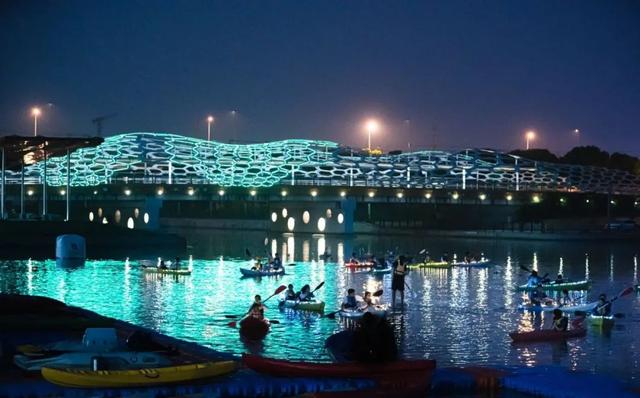 上海市闵行区浦锦街道又有新玩法:河道变身乐园,居民在其中游玩