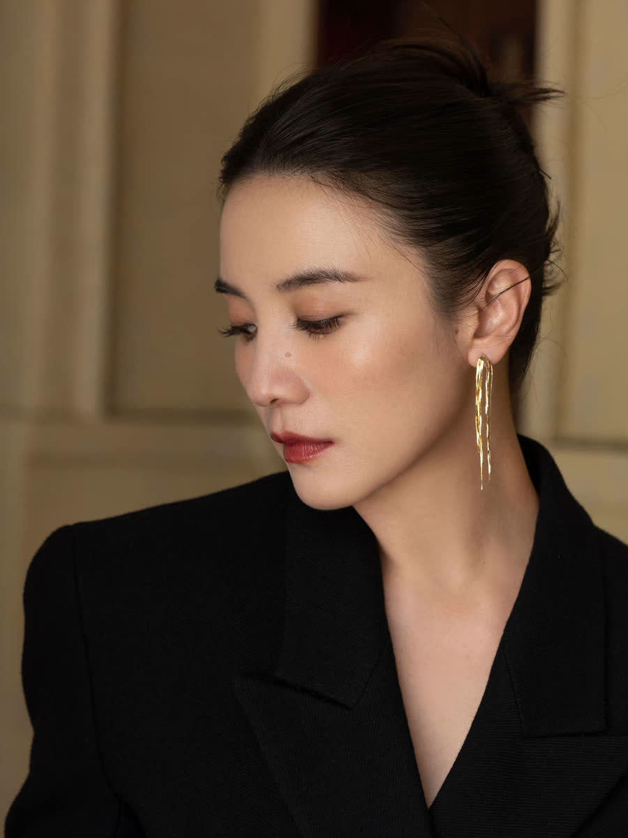 宋佳黑色深v西装惊艳亮相,金色流苏耳坠增添成熟女人魅力