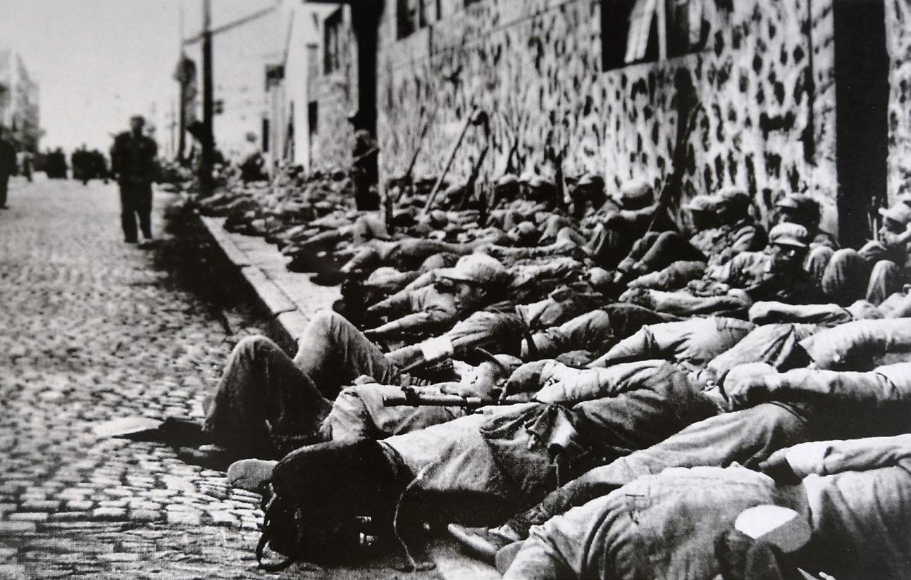 上海解放,街头睡着的解放军战士们