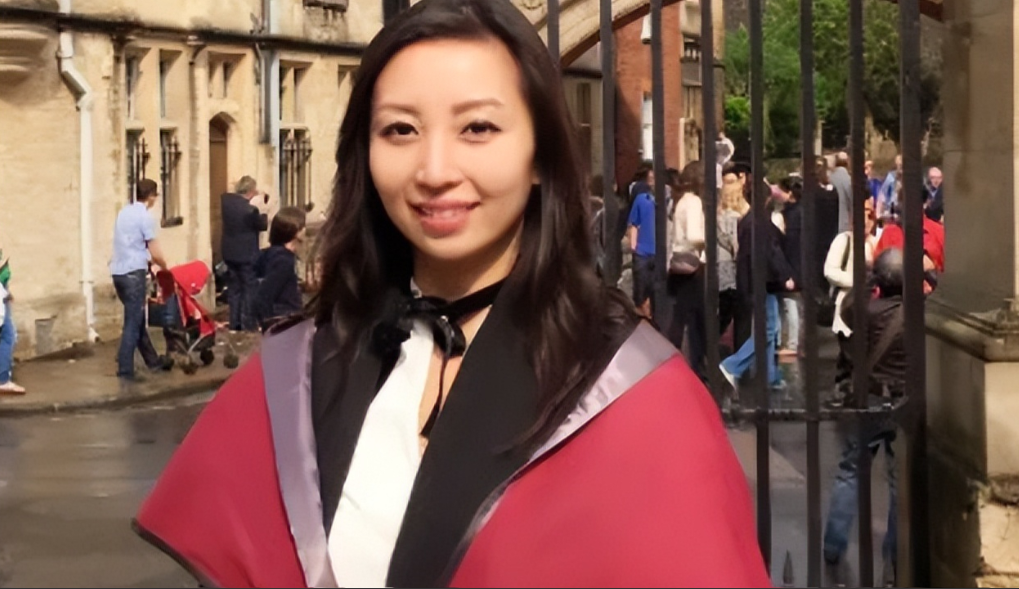 世家大小姐梁周洋,又穿小黑裙肤白貌美,亮相画展满满的艺术气息