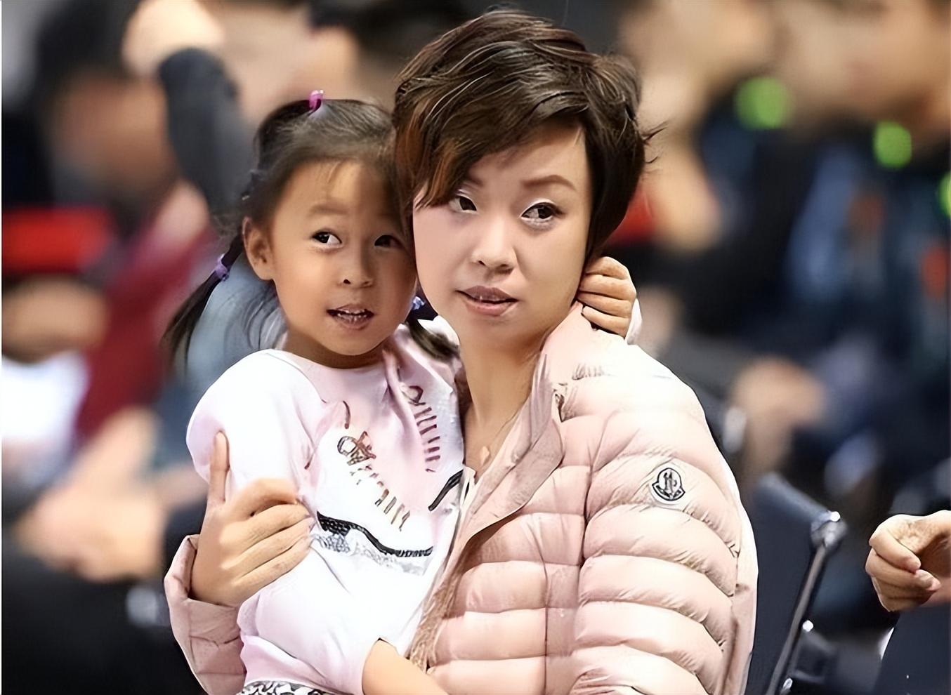 张怡宁42岁近况!肤白貌美似逆生长,一双儿女像妈,62岁丈夫挺拔