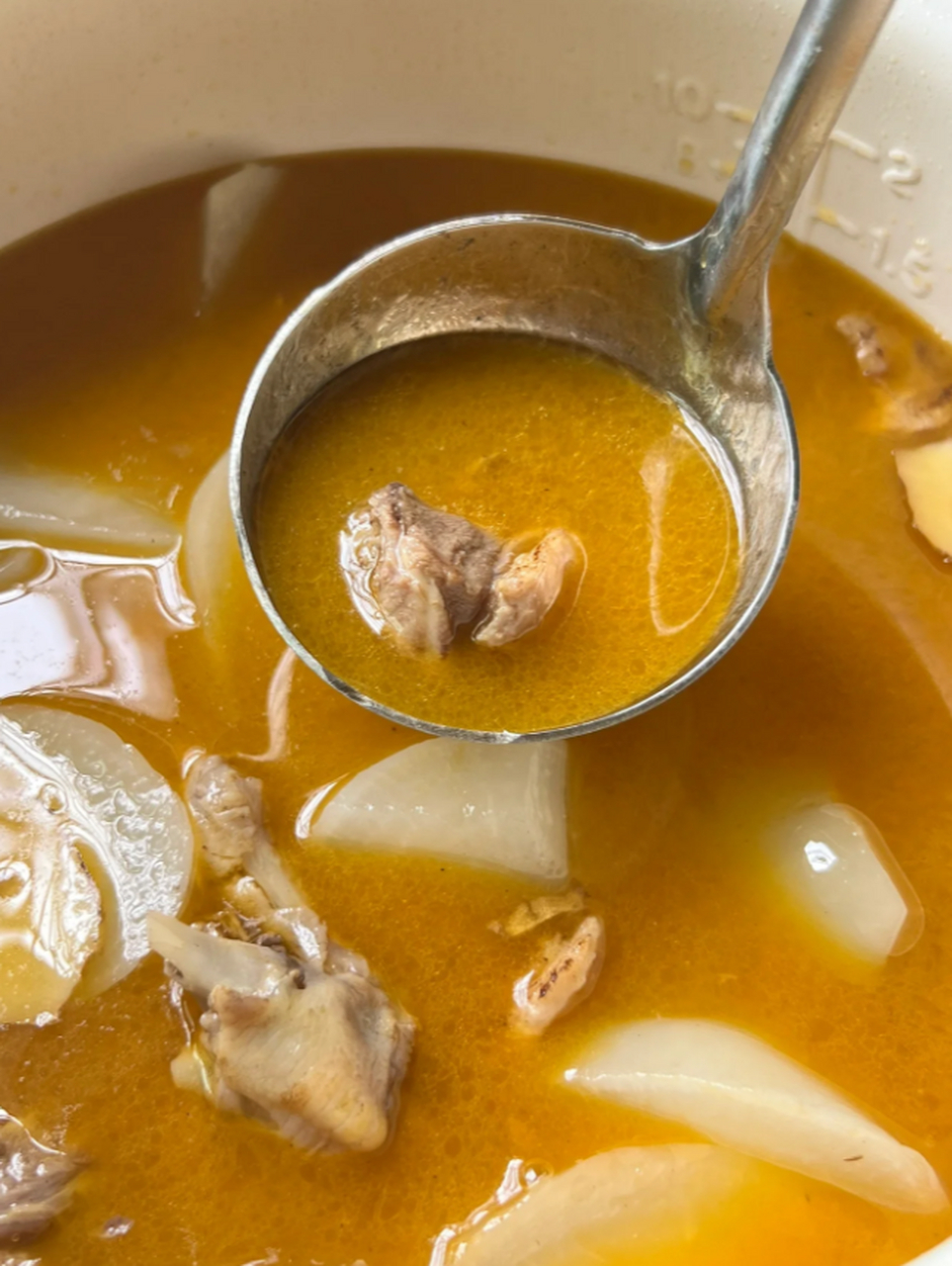 老鸭肉的鲜嫩与酸萝卜的清爽相得益彰,让人回味无穷.