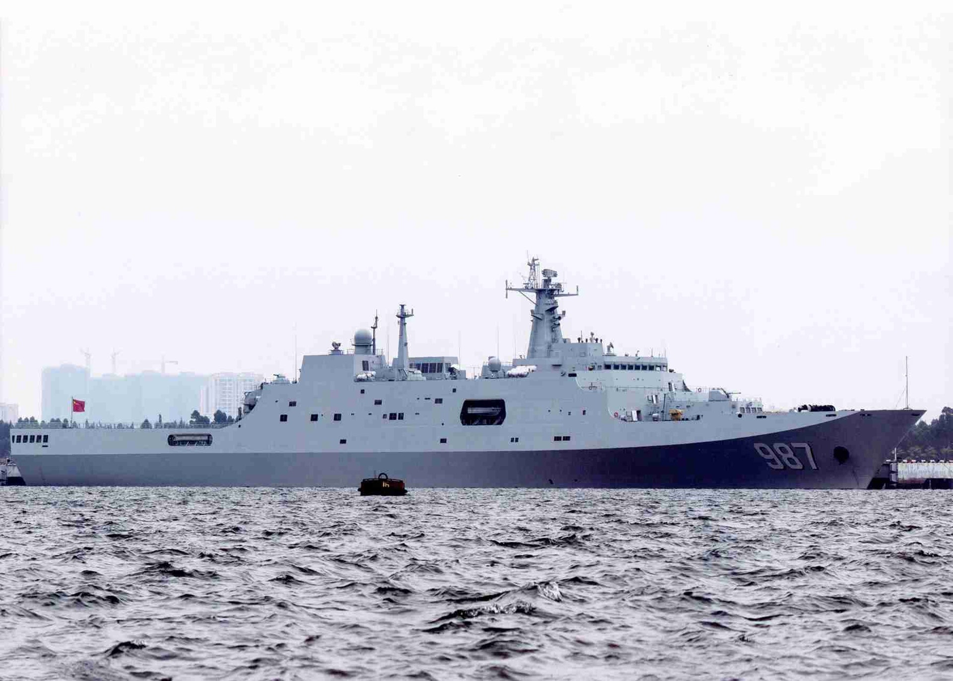 "国产舰艇"海南舰有多强?满载排水量4万吨,可搭载30架直升机