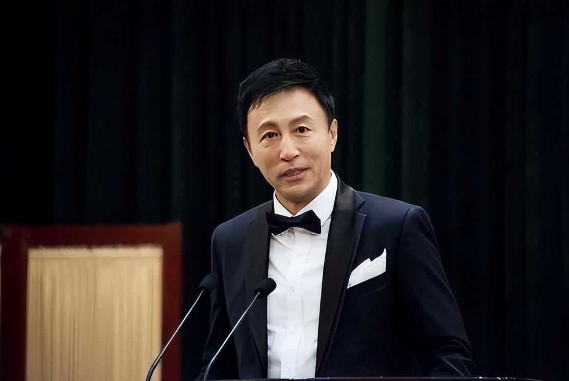 王洛勇:娶19岁的丁宁为妻,婚后独闯国外十几年,妻子照顾家庭