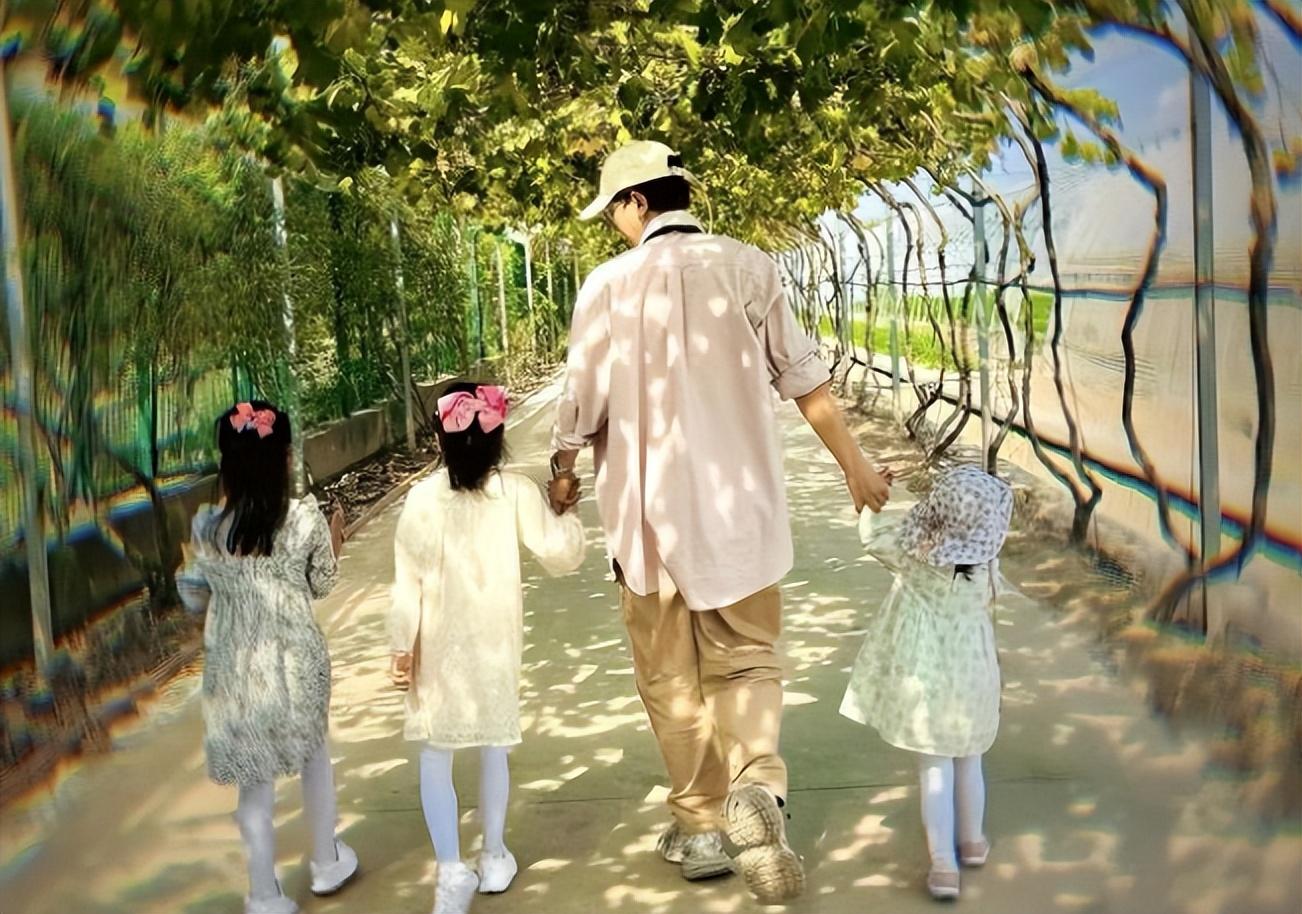 张杰罕晒与三个女儿合照跳跳俏俏长高不少小咘芽萌态十足