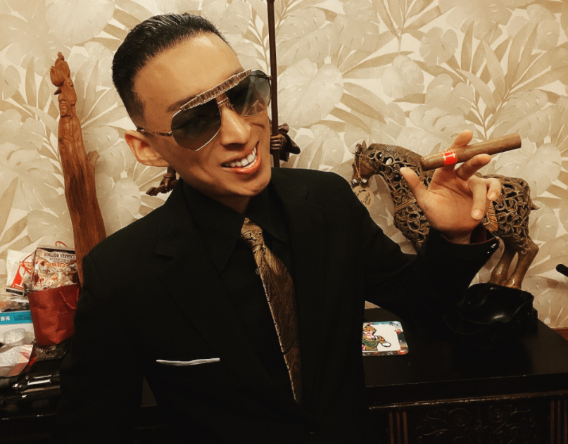 "上官带刀"自曝身价高达两亿,无需靠卖货赚钱,直播反讽散打哥