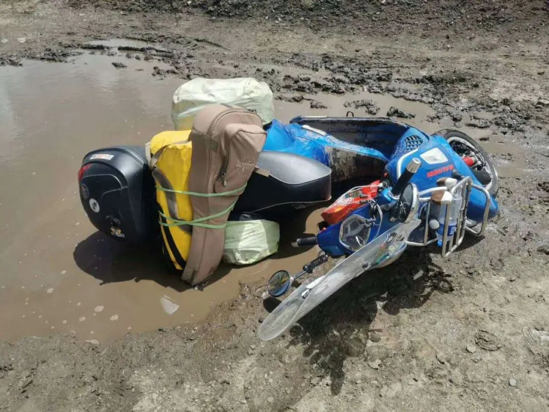 美女骑摩托车陷进泥坑图片