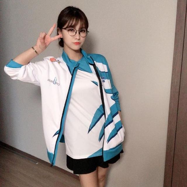 faker哭晕了!lck美女主持身穿nuguri队服,颜值惊艳网友酸了