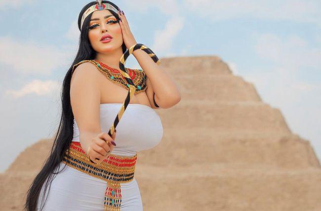 金字塔前拍写真,火辣身材魅力十足,埃及美女为何拥有这好身材?