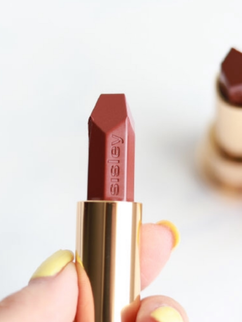 sisley魅惑口红,这个系列质地真的八错,膏体很软,润润的质地毫不拔干