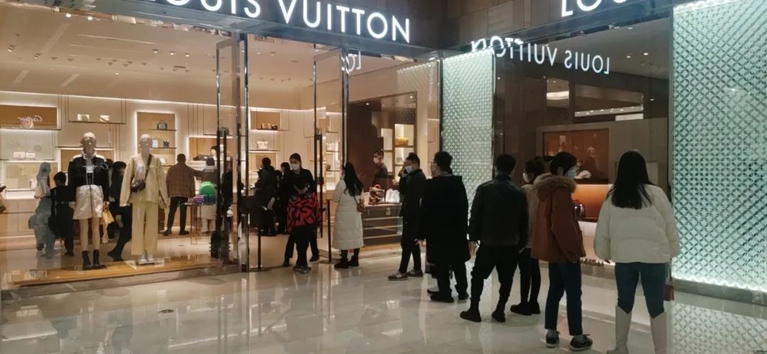 大卫城lv专卖店门口,藏着郑州人2022年赚钱花钱的残酷真相