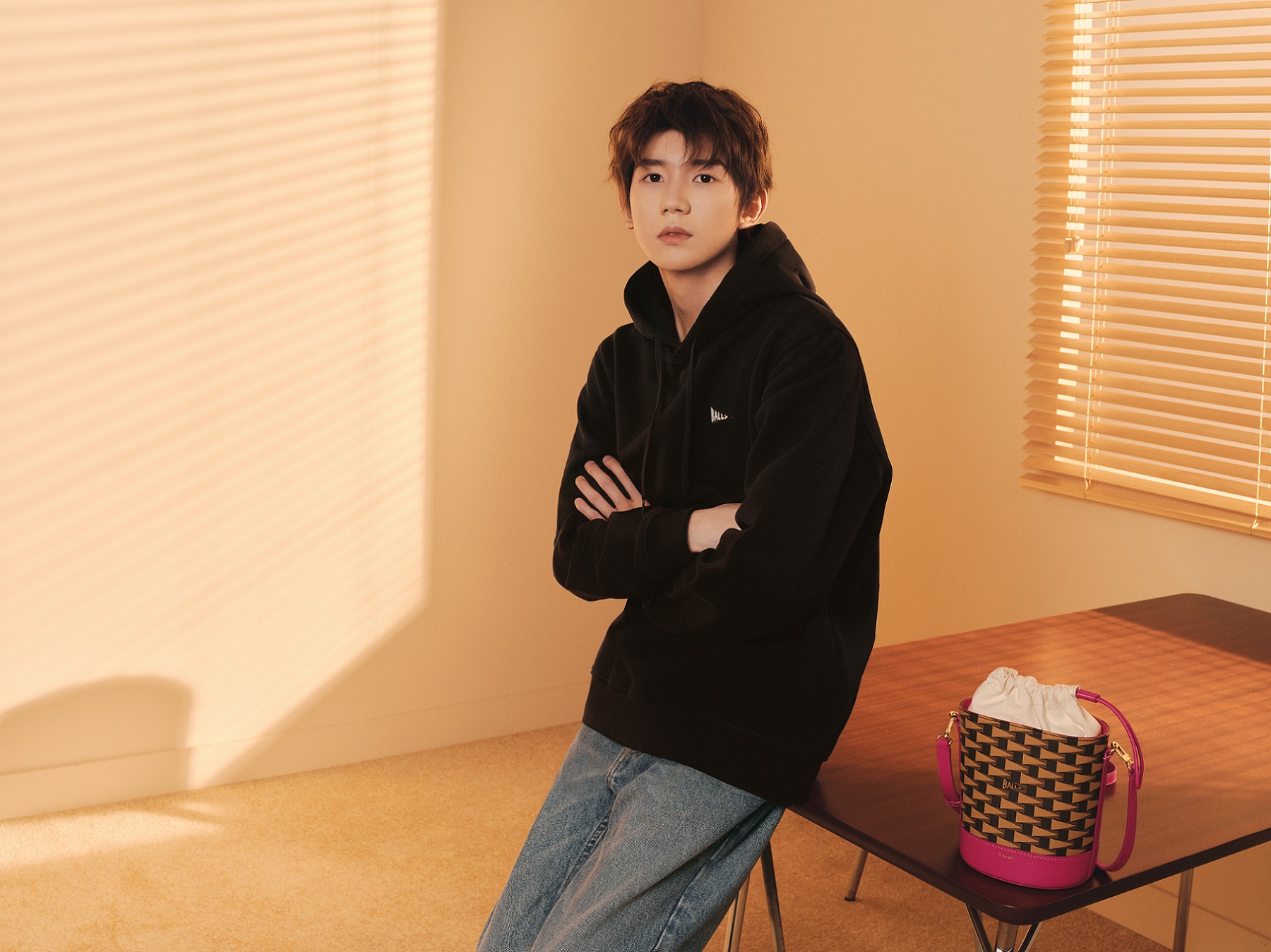 bally 推出七夕限定系列,携手代言人王源谱写"源"之心动轨迹