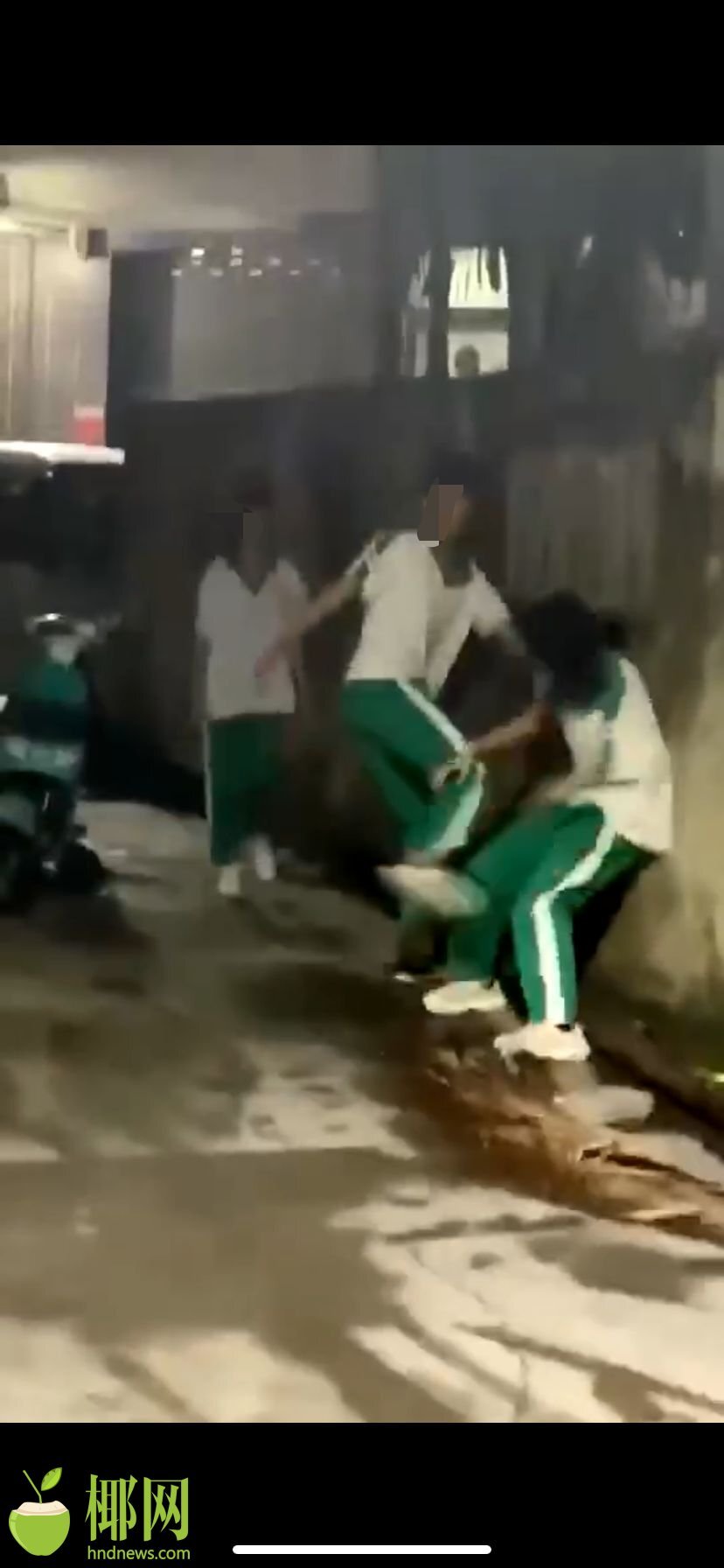 网曝琼海男女两学生殴打一女生 校方回应:已对涉事学生做出处分