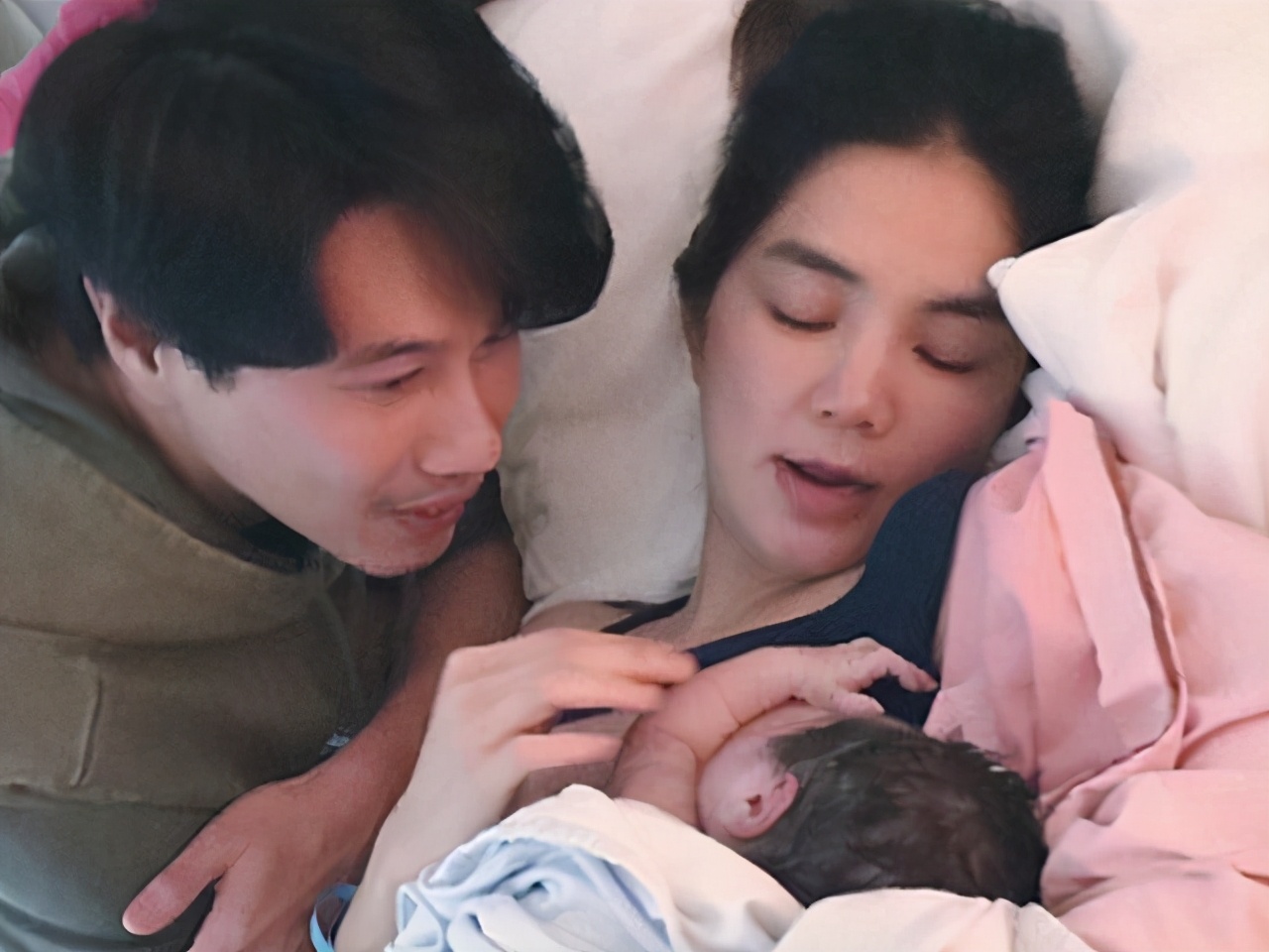 ella公开生娃过程,许多网友感叹妈妈伟大,我却羡慕她有个好老公