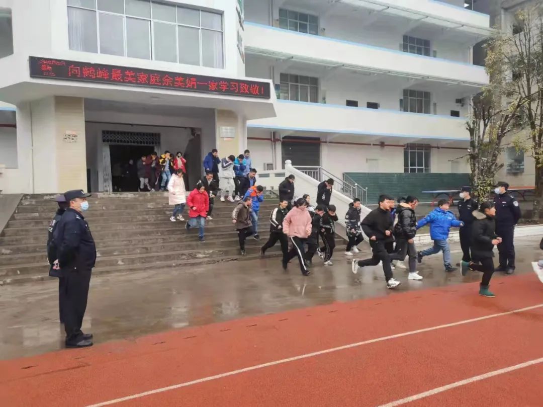 鹤峰开学第一课民警送安全进课堂