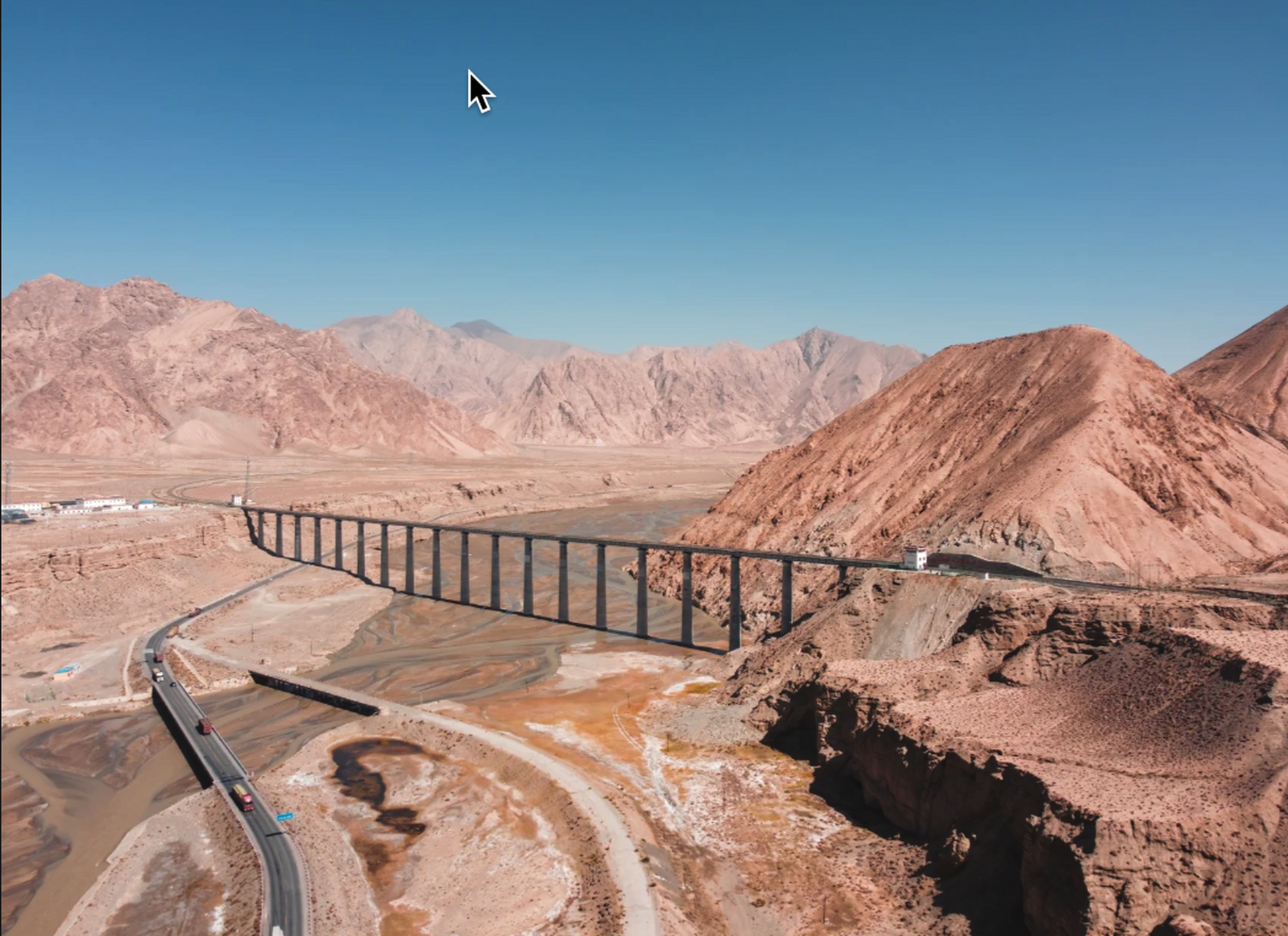 青藏铁路格拉段是充满魅力的旅行线路,从壮观的三岔河特大桥到丰富的