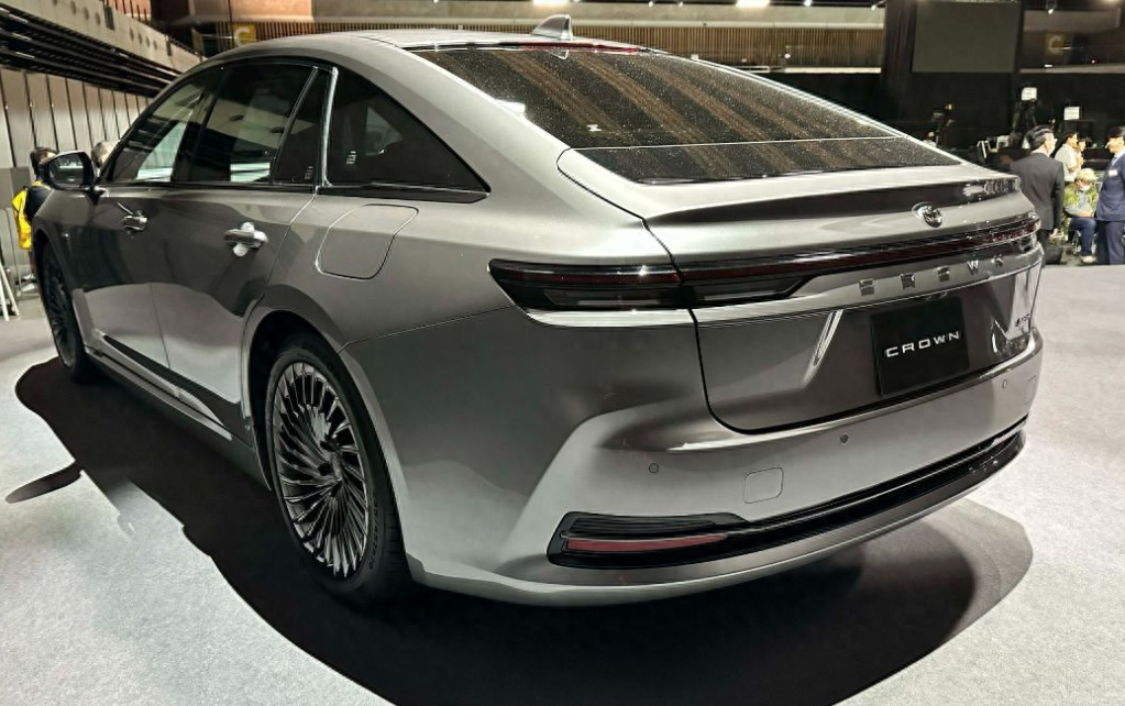 全新丰田皇冠轿车版本 颜值高 定位高