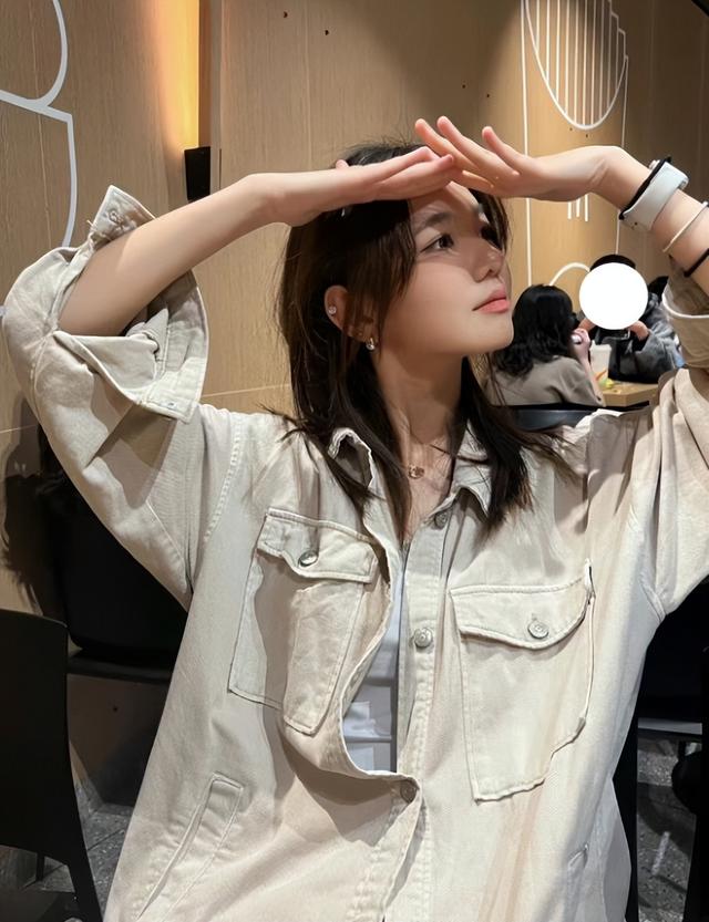 走红女大学生黑丝日常生活照,可御可甜大长腿!