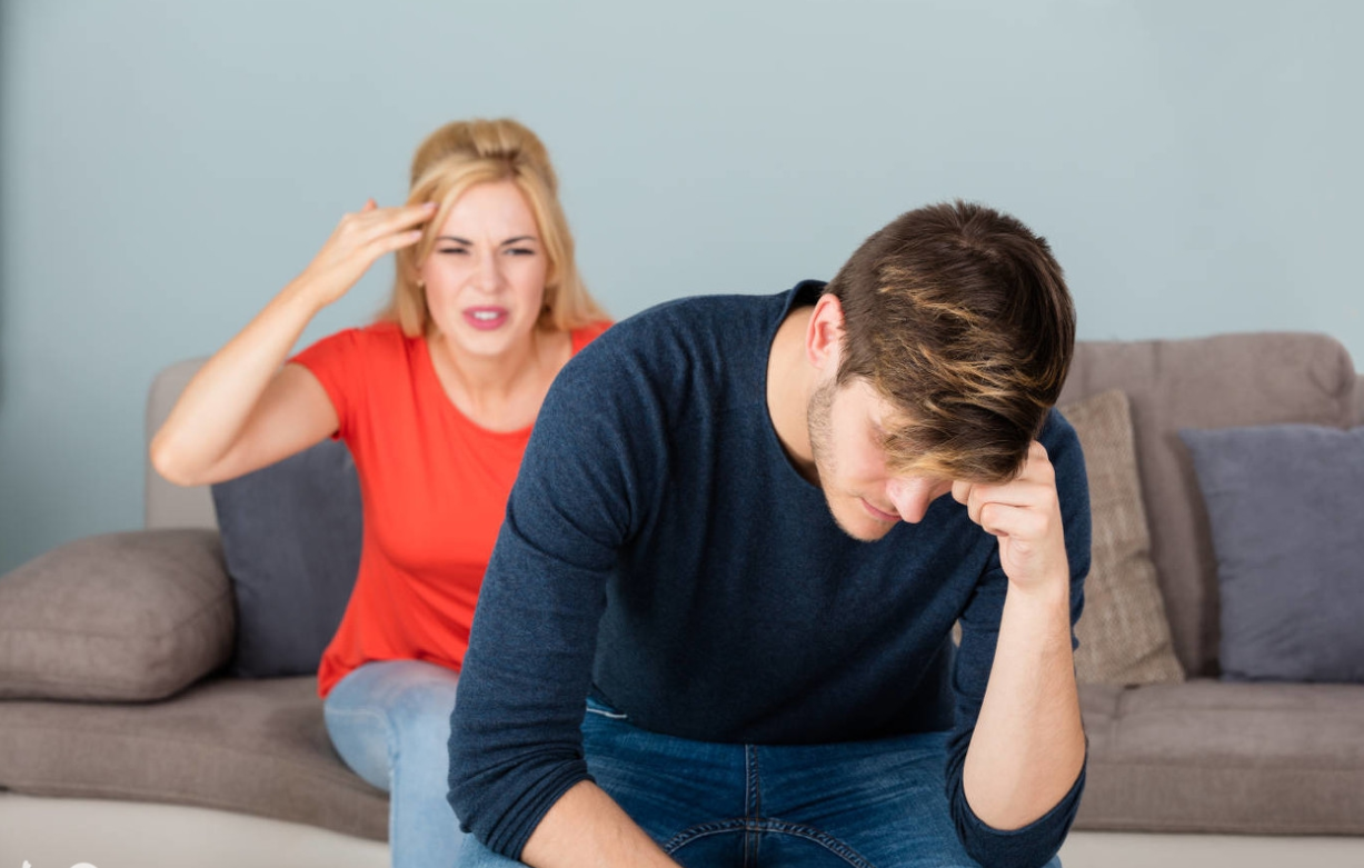 半夜发现10岁儿子偷看不雅视频,妈妈悲愤交加,爸爸的处理很高明