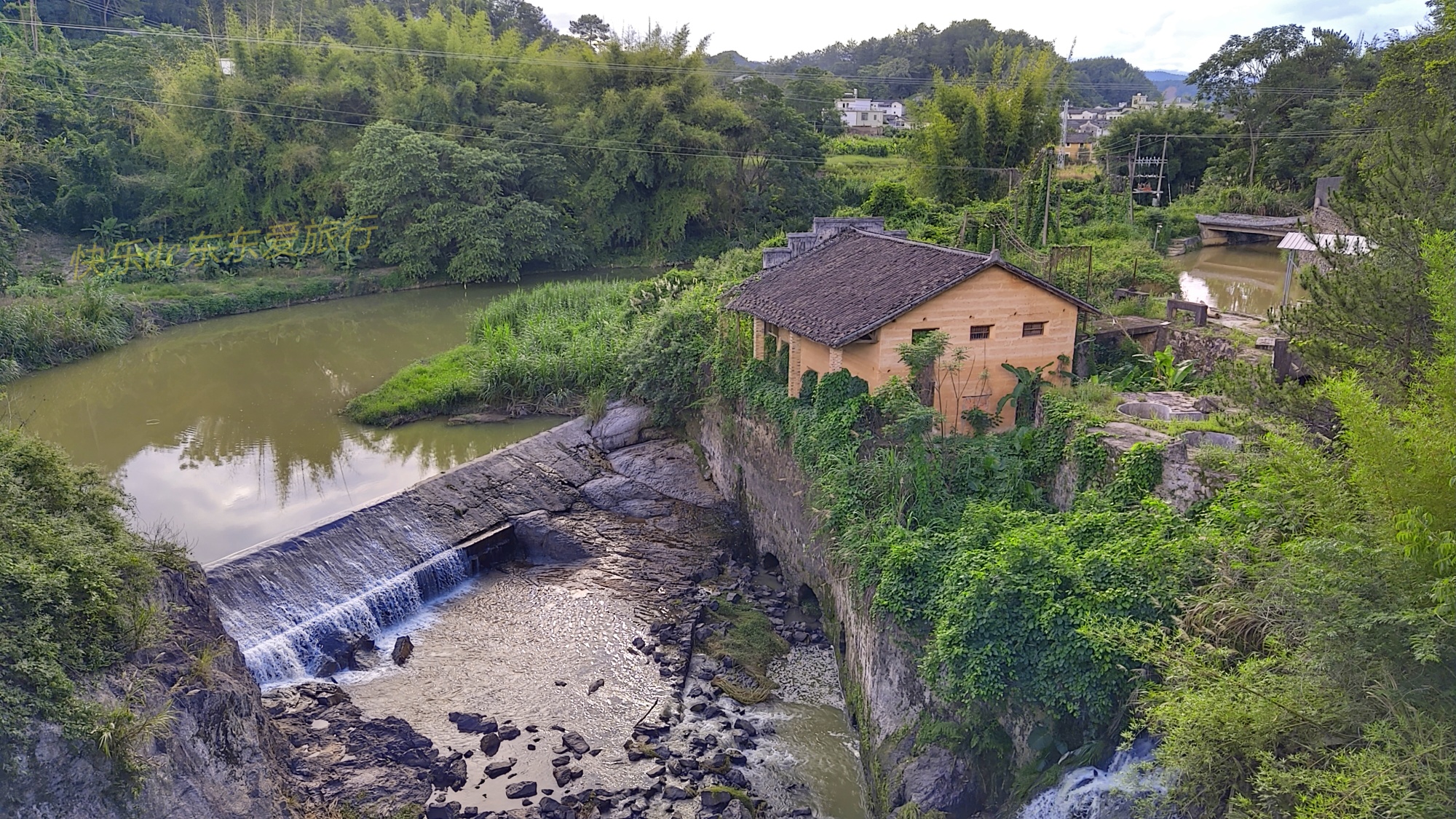 广东梅县松源境内发现一个很隐蔽的石洞,人工开凿,我不敢进去看