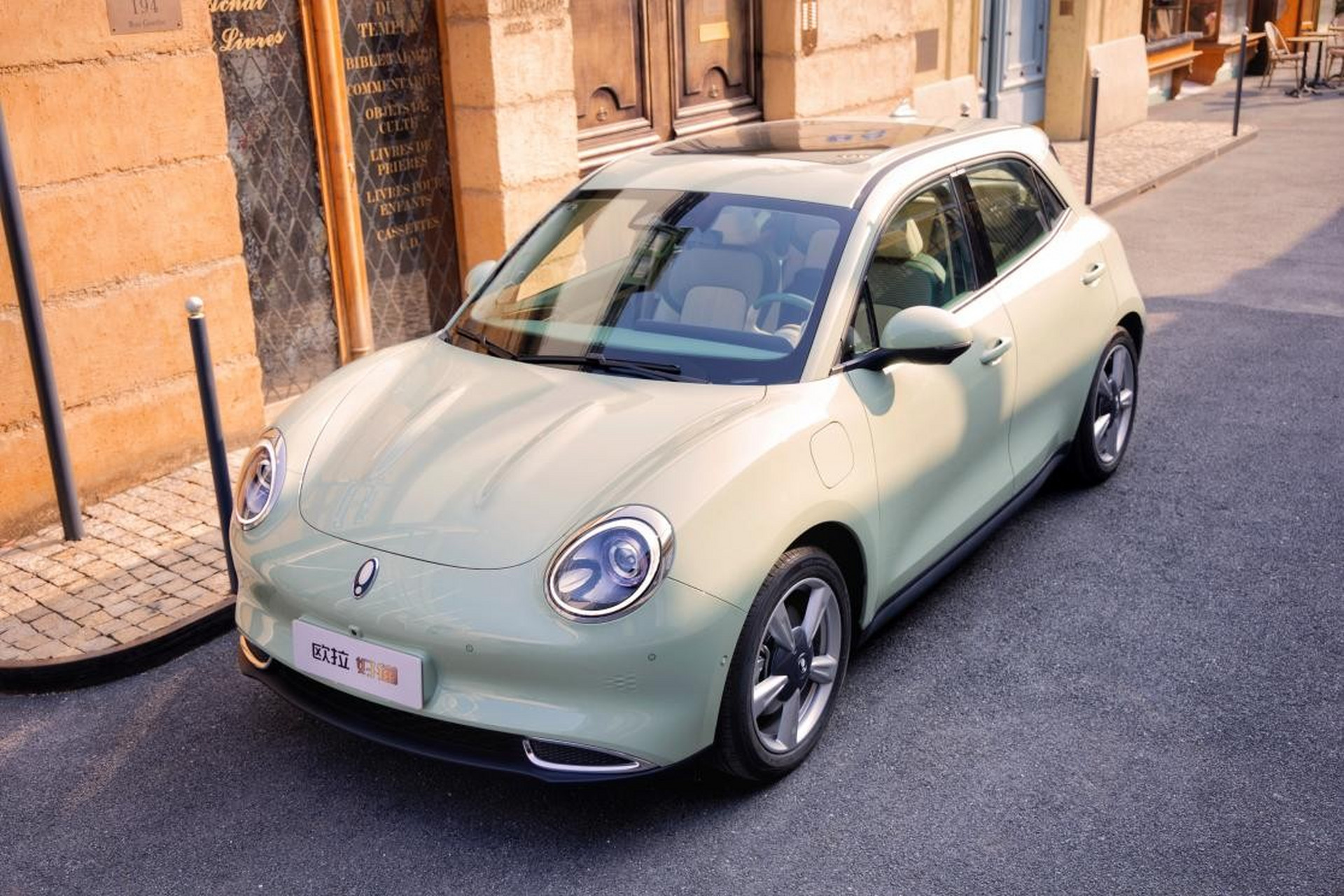 不少人在炎热天气下选择驾车出行,想以此减少自己和