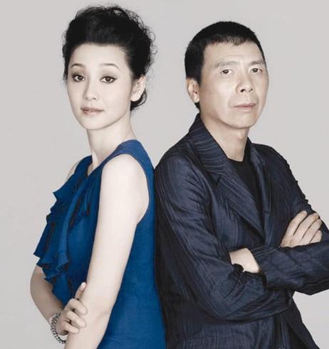 冯小刚妻子徐帆亮相机场,52岁身材依然苗条,穿白色羽绒服真减龄