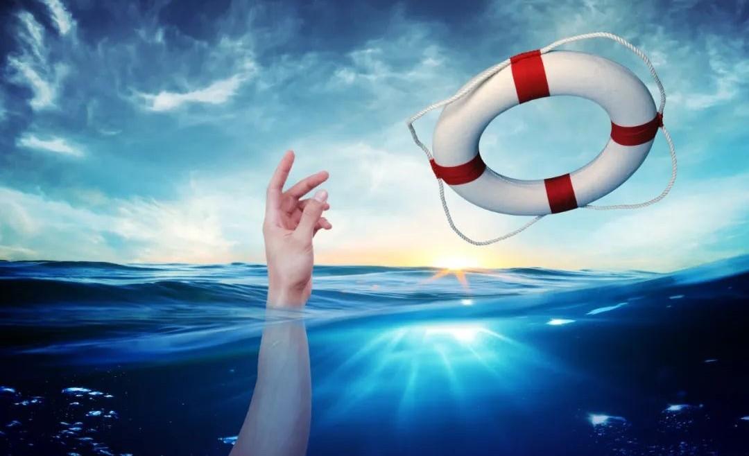 回顾美女不顾形象去救落水男却被围观者指责不要脸啥都能看见