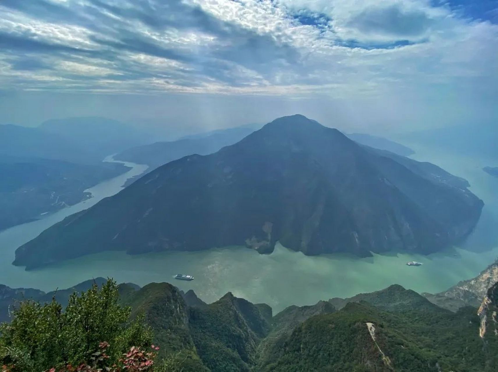 位于长江三峡之首,海拔1388米,拥有十公里的游览路程和十七处景点