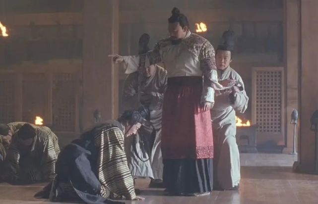 古代奇闻:两个兵卒打架被抓,被惩罚各吃一大碗红烧肉