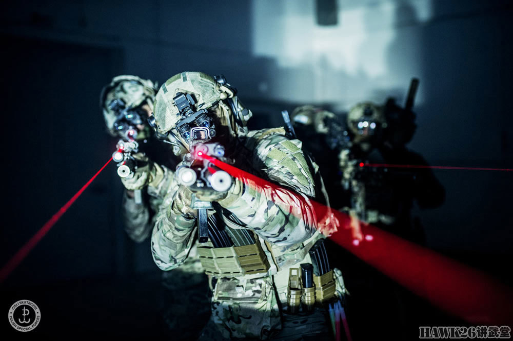 波兰最老牌特种部队cqb战术演习 轮盘锯破拆房门 军犬随同行动