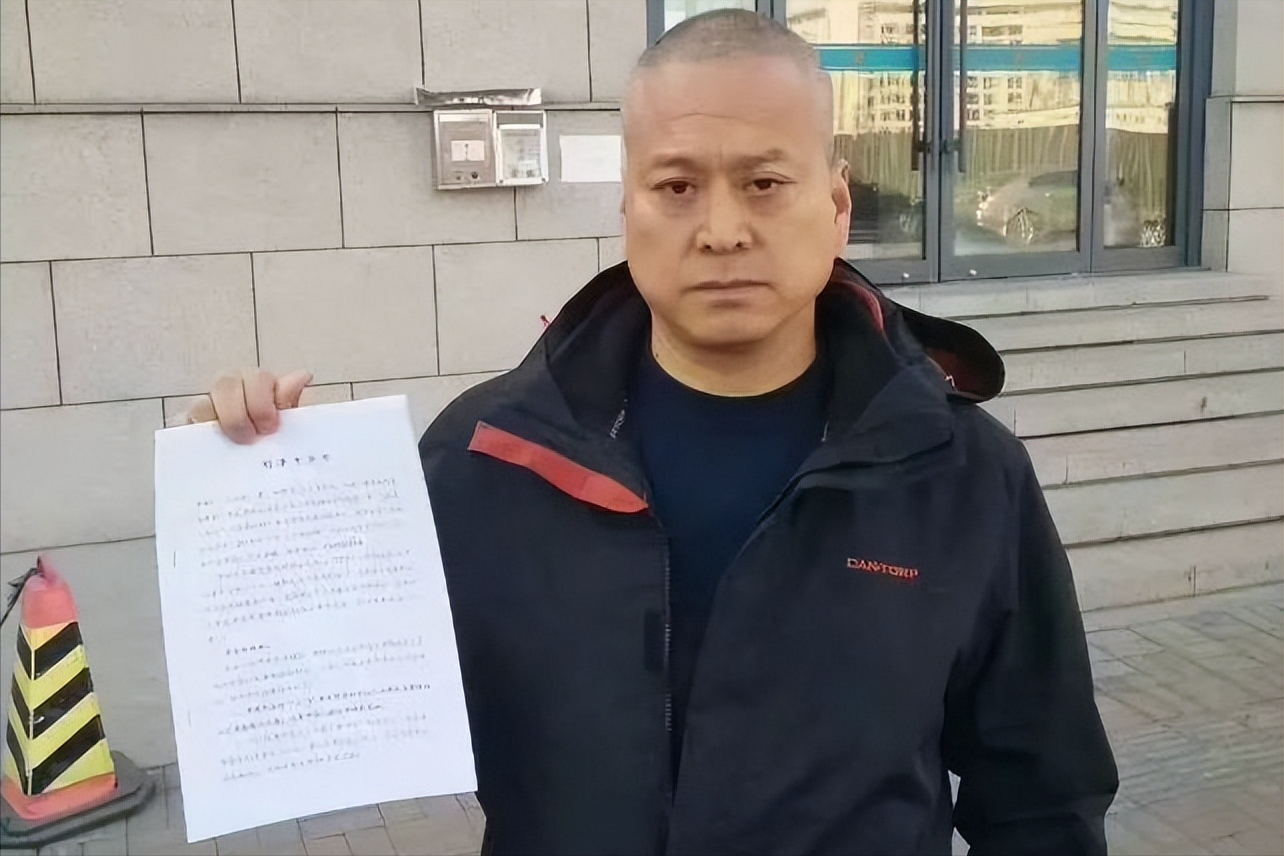 纪实警察踩死讨薪农妇被判5年不服局长赔偿像买菜