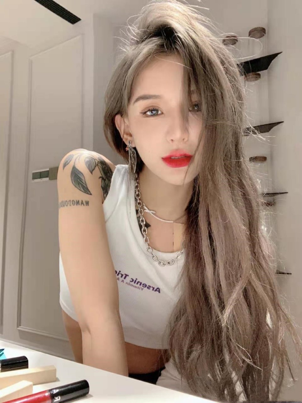 王逗逗晒出情人车祸照,眼皮青紫又流血,万幸只是皮肉伤