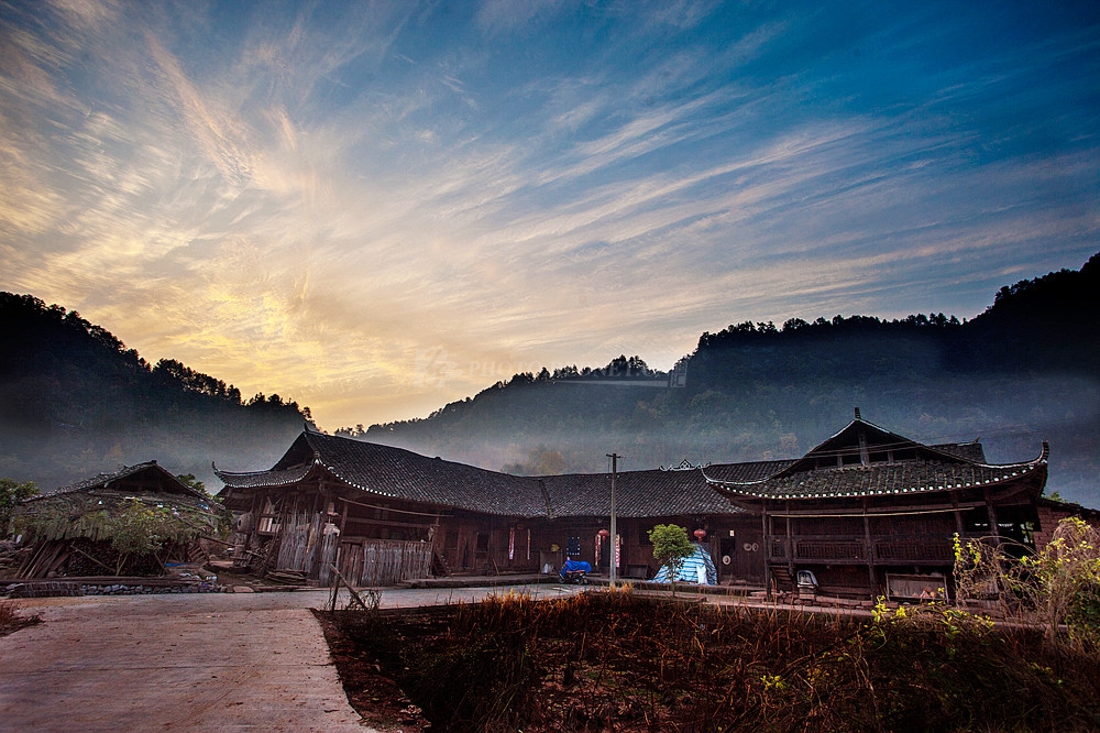 湖南张家界的石堰坪村,地处武陵山脉深处,因有大量石壁而得名