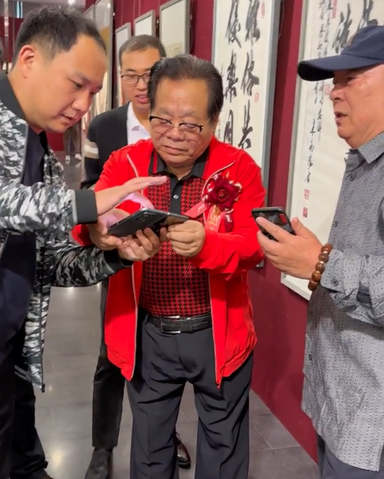 董浩现身书画展引争议,与米南阳互相抬价,网友质疑其书法水平