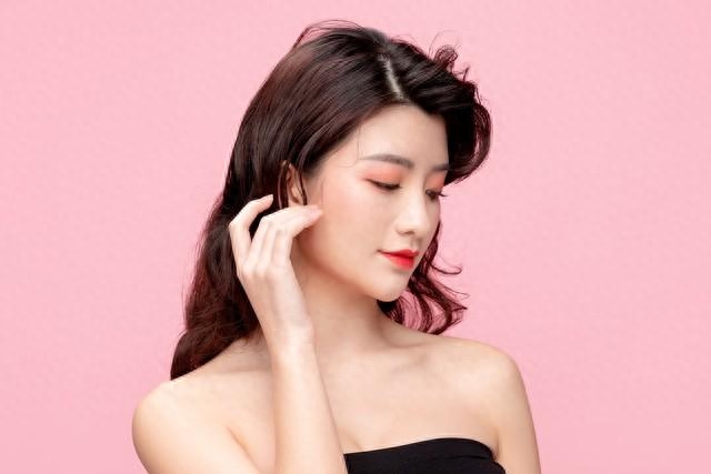 标题何英等候男友多年终于迎来爱情