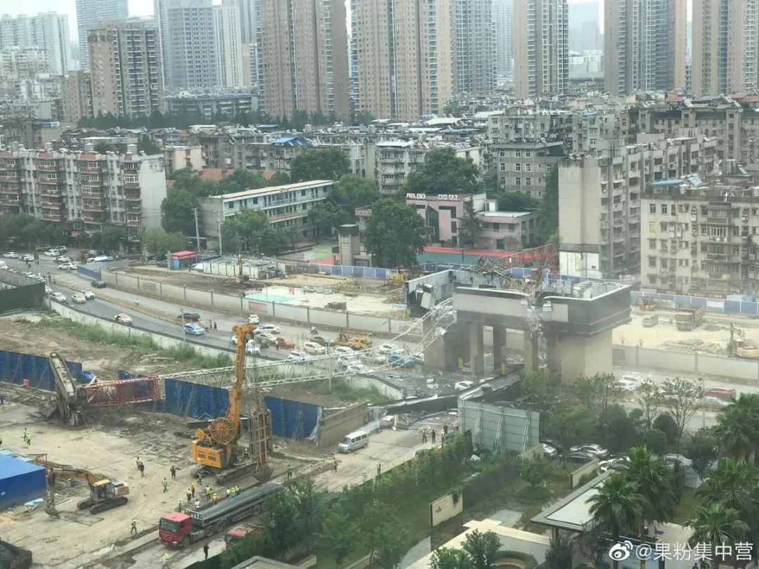 坍塌突发!武汉一工地塔吊倒塌,有人受伤已展开救援